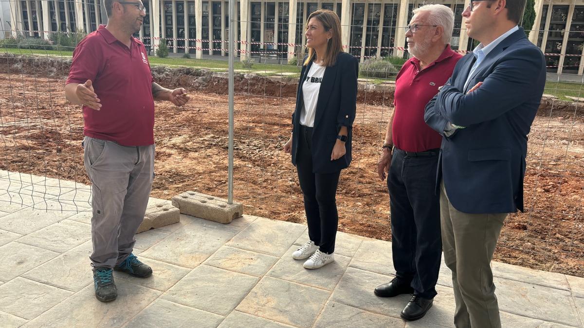 L'alcaldessa, Maria Tormo, al costat del regidor d'Urbanisme, Vicente Martínez-Galí, i a l'edil de Servicis Públics, José Martínez, han supervisat l'inici d'estes obres que busquen garantir la capacitat del cementeri amb previsió cara als pròxims anys.