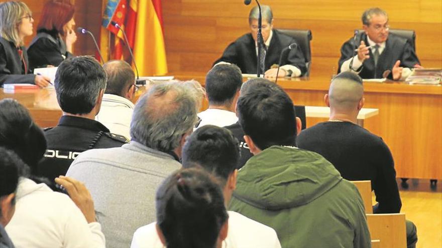 «Me ataron y me amenazaron con cuchillos para que abriera la caja»