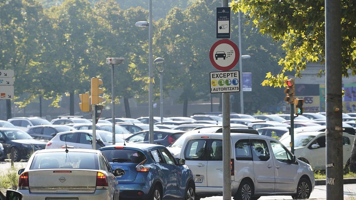 Circulació de vehicles en un dels punts d'entrada de la zona de baixes emissions.