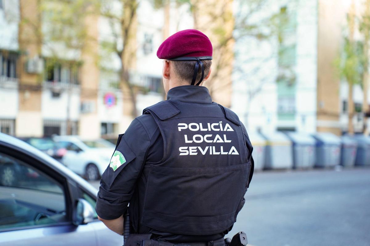 Imagen de archivo de un agente del GAR (Grupo de Apoyo y Reacción) de la Policía Local de Sevilla.