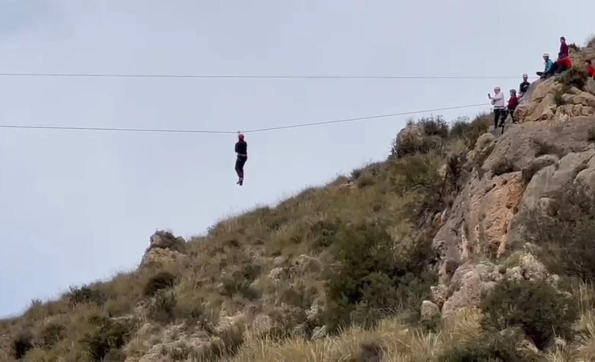 La tirolina Vicente Soler Alcaraz del monte Bolón de Elda.