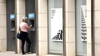 Los castellonenses vuelven a ahorrar y meten en el banco 14 millones al mes