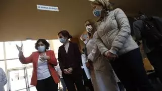 Visita exprés de la Ministra de Sanidad a Gijón: quejas por la contaminación, fotos con los sanitarios y el caluroso saludo de una paciente oncológica