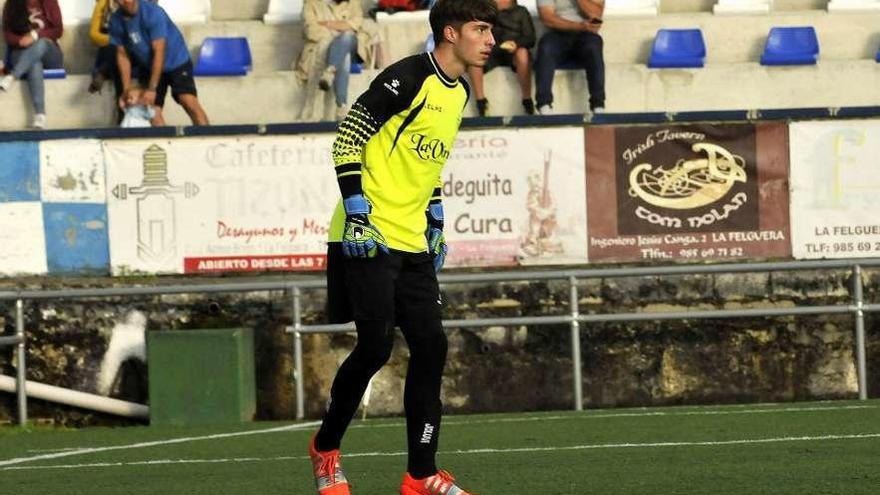 Javi Torres, en un encuentro con el Tuilla en El Candín.