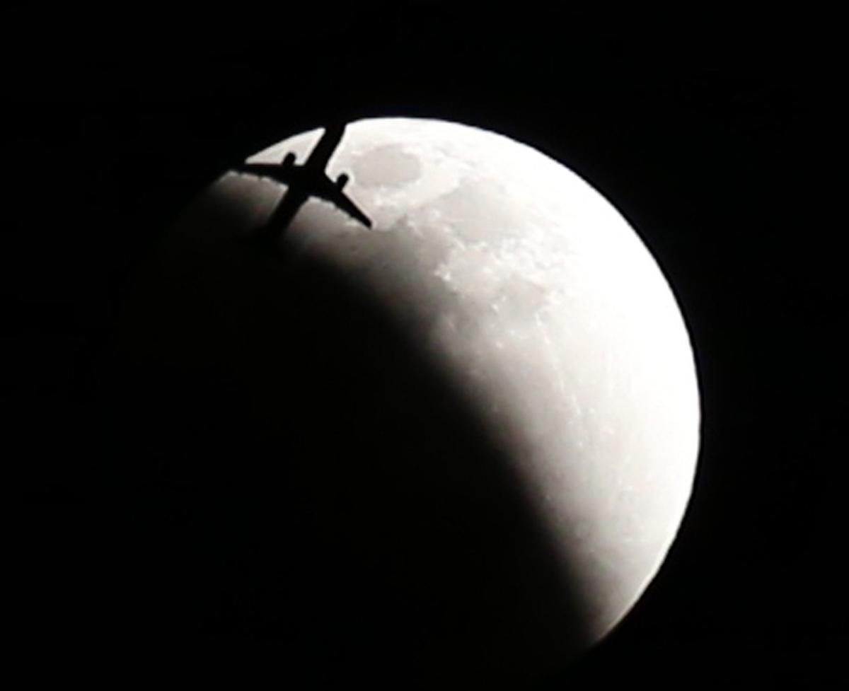 Eclipse de luna total visto desde Kamakura, al sur de Tokio. Japón.