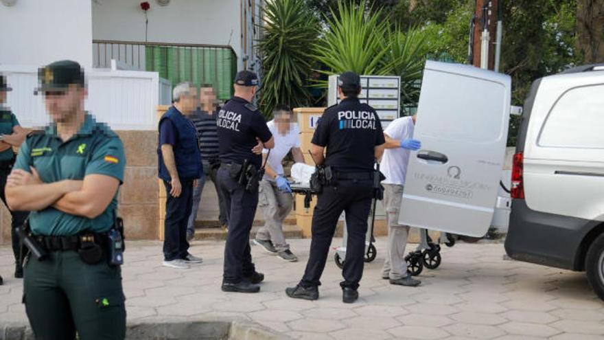 Momento en el que los sanitarios trasladan el cuerpo de la víctima.