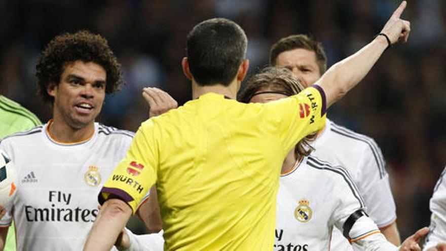 Jugadores del Madrid protestan por un penalti en contra.