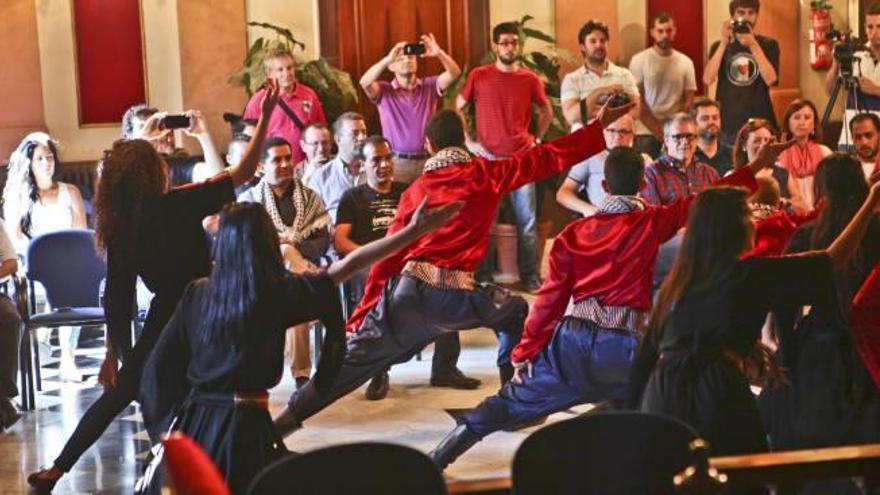 Bailes palestinos en el salón de plenos de Alcoy