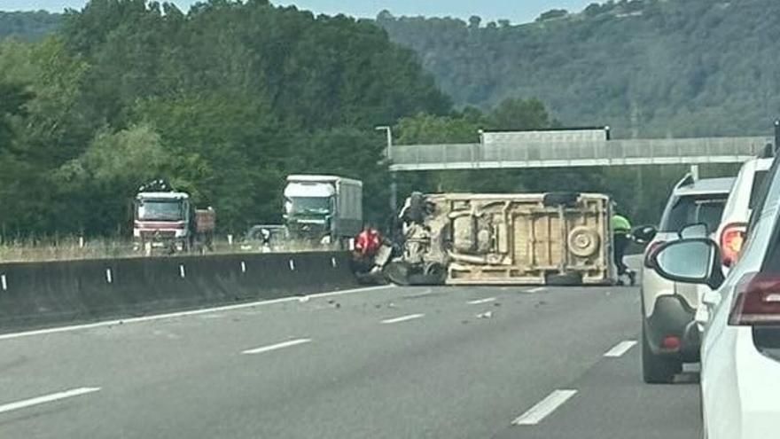 Una furgoneta s&#039;accidenta i bolca al mig de l&#039;AP-7 a Medinyà