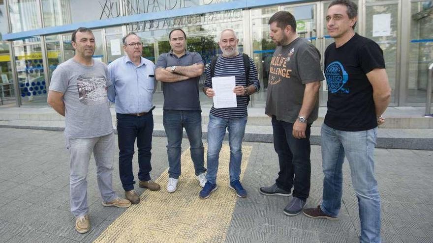 Representantes de los sindicatos ante el edificio de la Xunta para registrar la convocatoria.