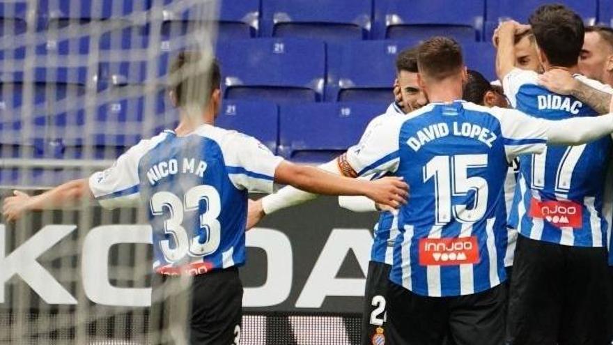 Los jugadores del Espanyol celebran un gol.