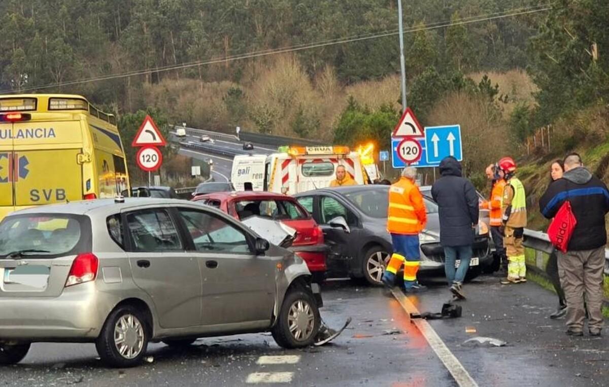Coches accidentados esta mañana en la autovía AG-56 a su paso por Ames