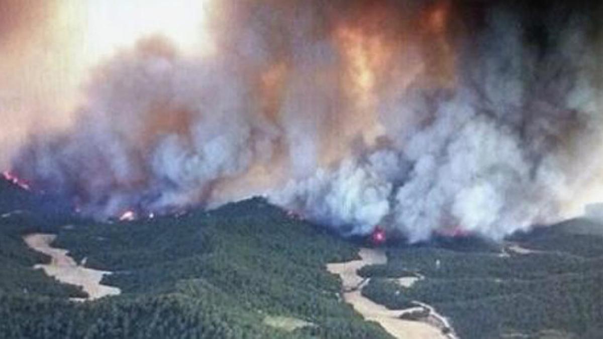 Imagen del incendio que afecta al término municipal de Luna, en la comarca zaragozana de las Cinco Villas, este sábado.