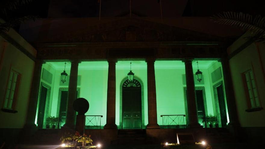 La sede del Parlamento teñida de verde en apoyo a los afectados por el coronavirus.