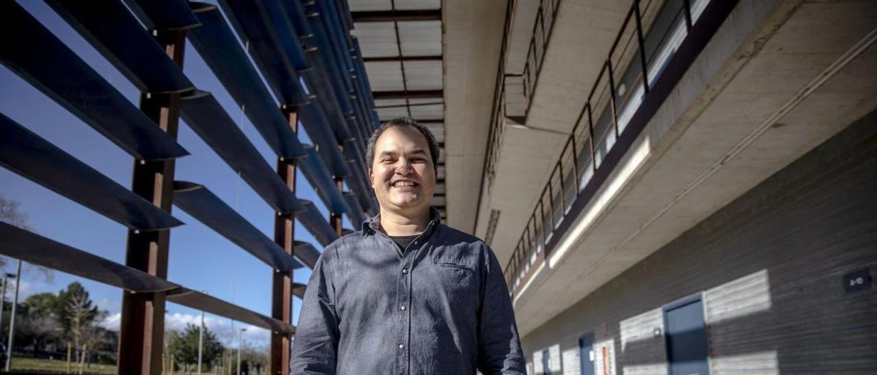 Charles Novaes de Santana posa junto al edificio que alberga la incubadora del  Parc Bit.