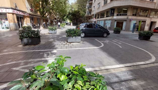 BLANQUERNA- Uno de los carriles más cuestionados por los usuarios, obligados a esquivar peatones, terrazas, cruces mal señalizados y giros repentinos.