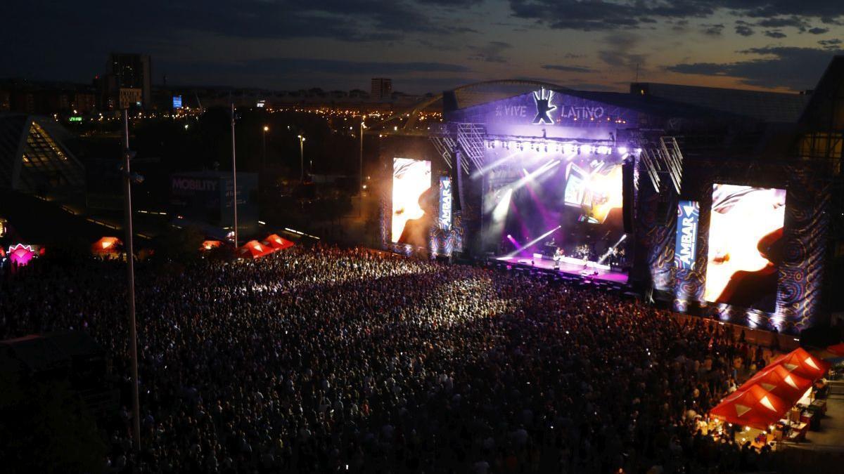 Una imagen de la pasada edición del Vive Latino, con el escenario principal abarrotado de gente.