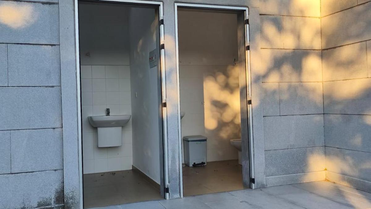 Los baños ya sin puertas.