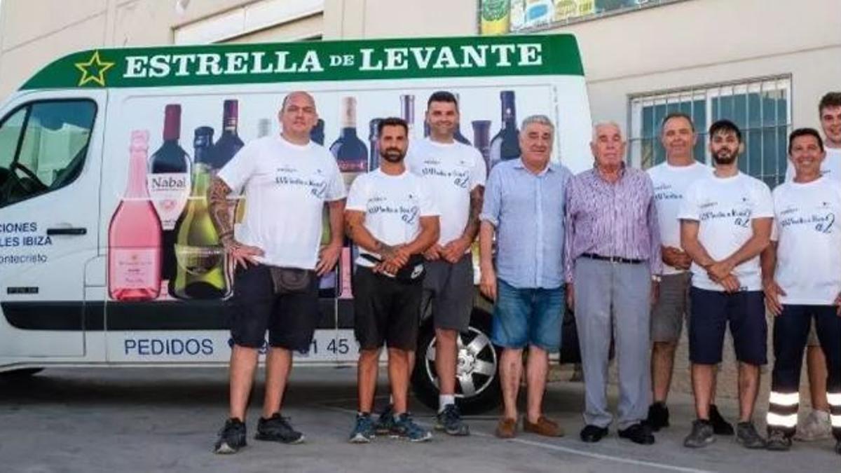 Juan Torres Roig, Lluc, junto a su hijo y empleados de Promociones Comerciales de Ibiza en 2019