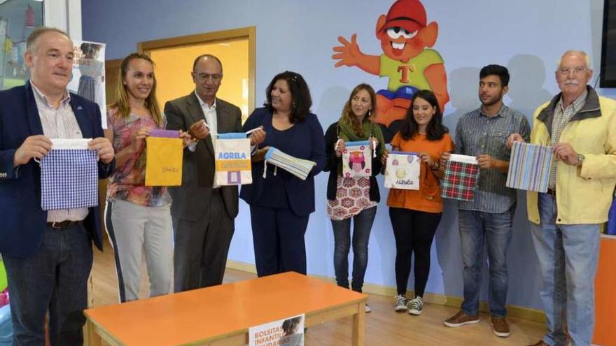 Representantes de A Grela, Padre Rubinos y la escuela infantil, acompañados de dos ediles del PP, ayer.