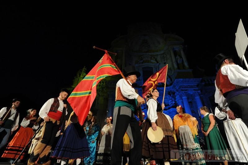 La Antorcha de la Amistad y el Moneo brillan en colores con motivo de este Festival Internacional de Folclore