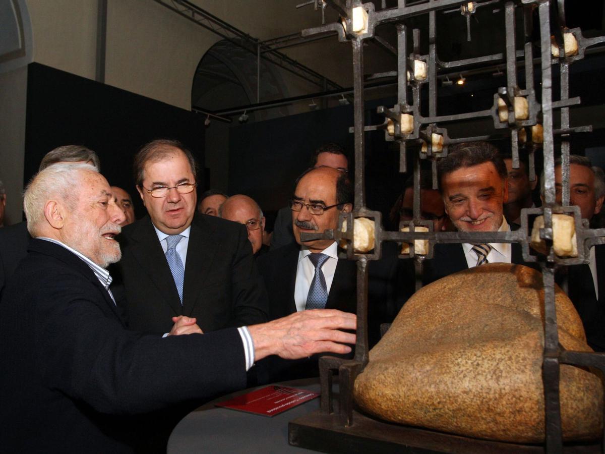 EXPOSICION LAS EDADES DEL HOMBRE 2011 PASSIO EN MEDINA DEL CAMPO Y MEDINA DE RIOSECO , EL ARTISTA ZAMORANO JOSE LUIS COOMONTE EXPLICA SU OBRA OSTENSORIO A LAS AUTORIDADES