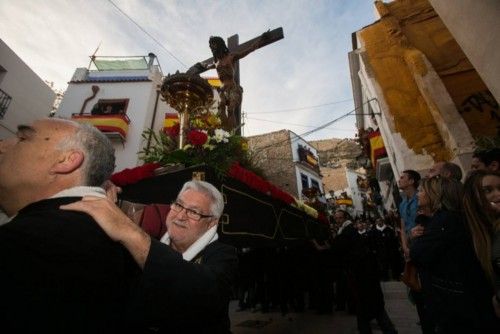 Alicante se vuelca con la procesión de Santa Cruz