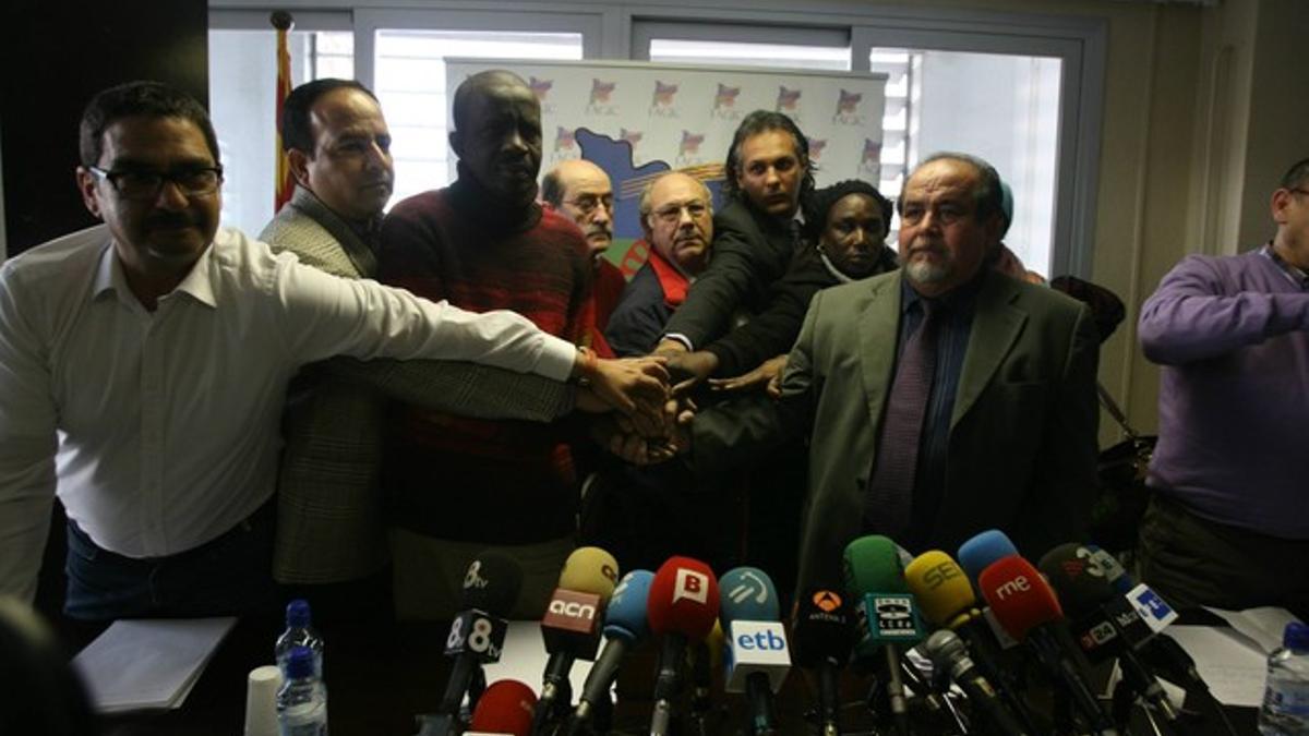 Rueda de prensa conjunta de asociaciones senegalesas y gitanas tras el asesinato en el Besòs.