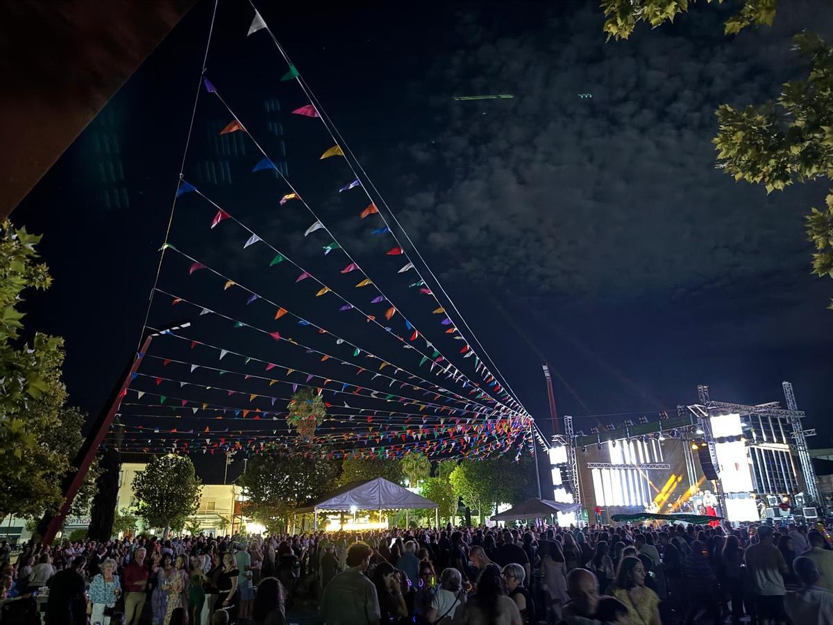 El ambiente en las Fiestas del Ramo es espectacular en Casar de Cáceres.