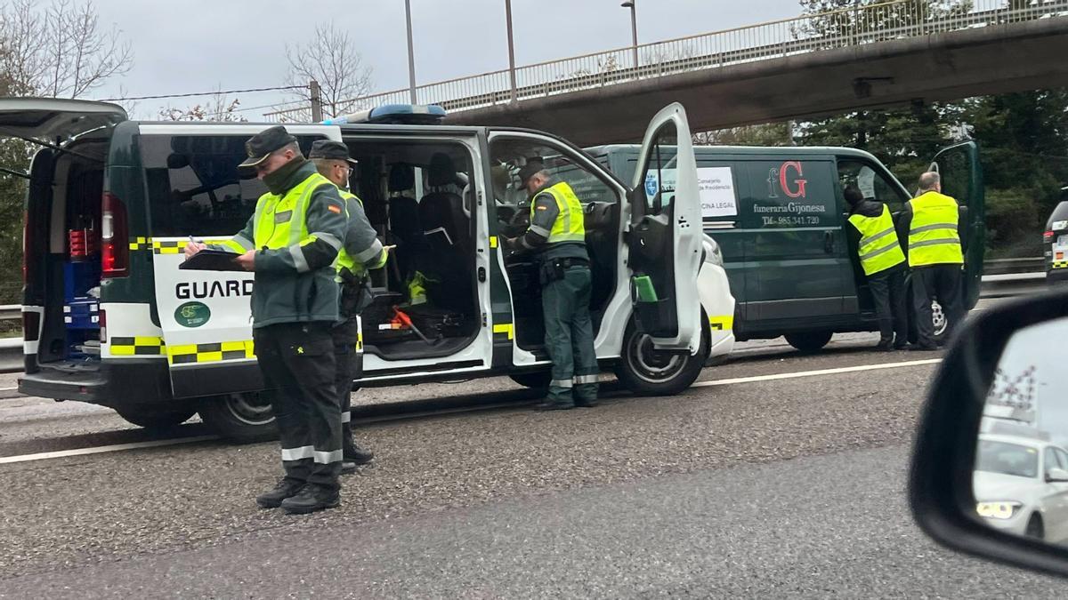 Guardia Civil y una furgoneta de Medicina Legal en el lugar del accidente.