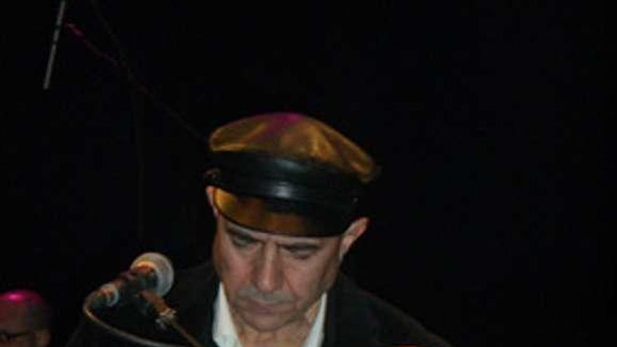 Félix Pérez toca el rabel durante un concierto.