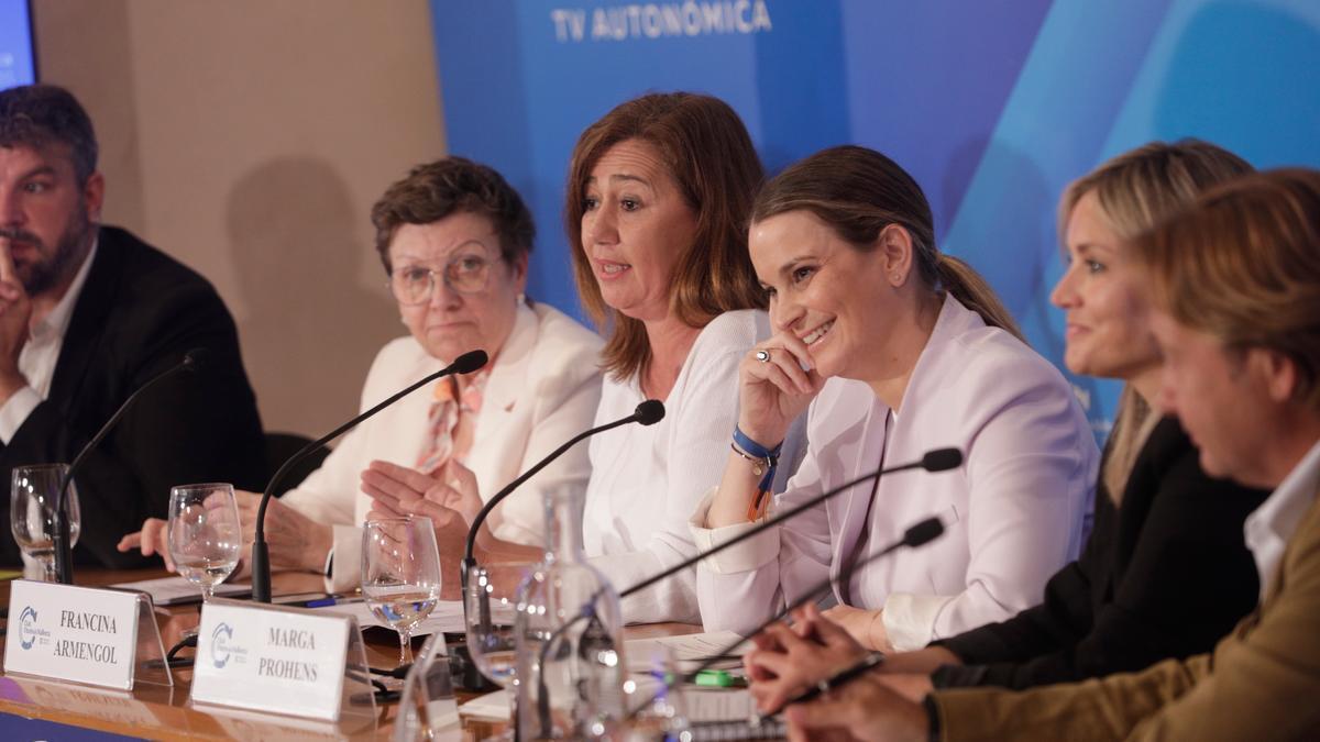 Imagen del debate electoral de los candidatos autonómicos celebrado en el Club Diario de Mallorca. Armengol y Prohens en primer plano. MANU MIELNIEZUK
