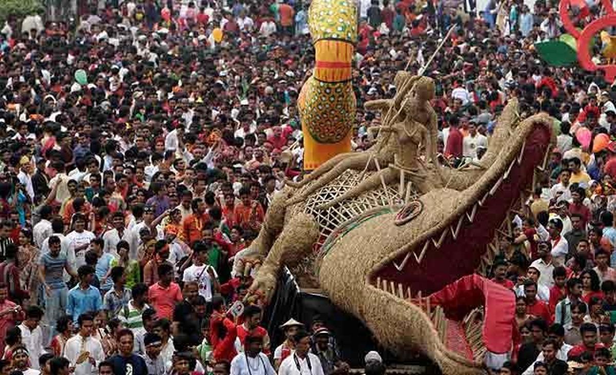Una rèplica d’un cocodril és portada pels aires durant la celebració de l’Any Nou bengalí, a Dacca (Bangla Desh).