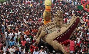 Una rèplica d’un cocodril és portada pels aires durant la celebració de l’Any Nou bengalí, a Dacca (Bangla Desh).