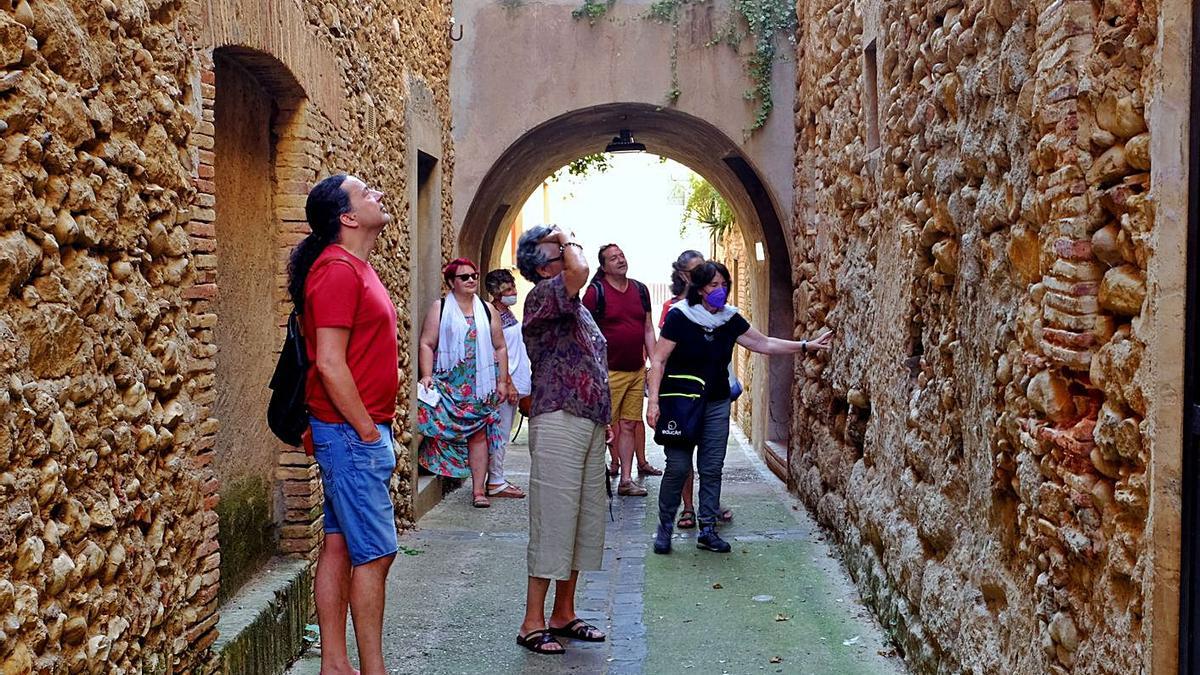 Un moment de la visita a la Navata medieval, amb Roser Raluy com a guia