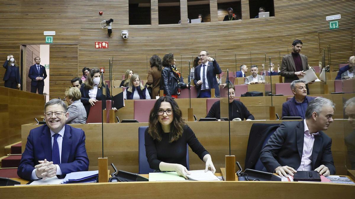 Ximo Puig, Aitana Mas y Héctor Illueca en un pleno de las Cortes