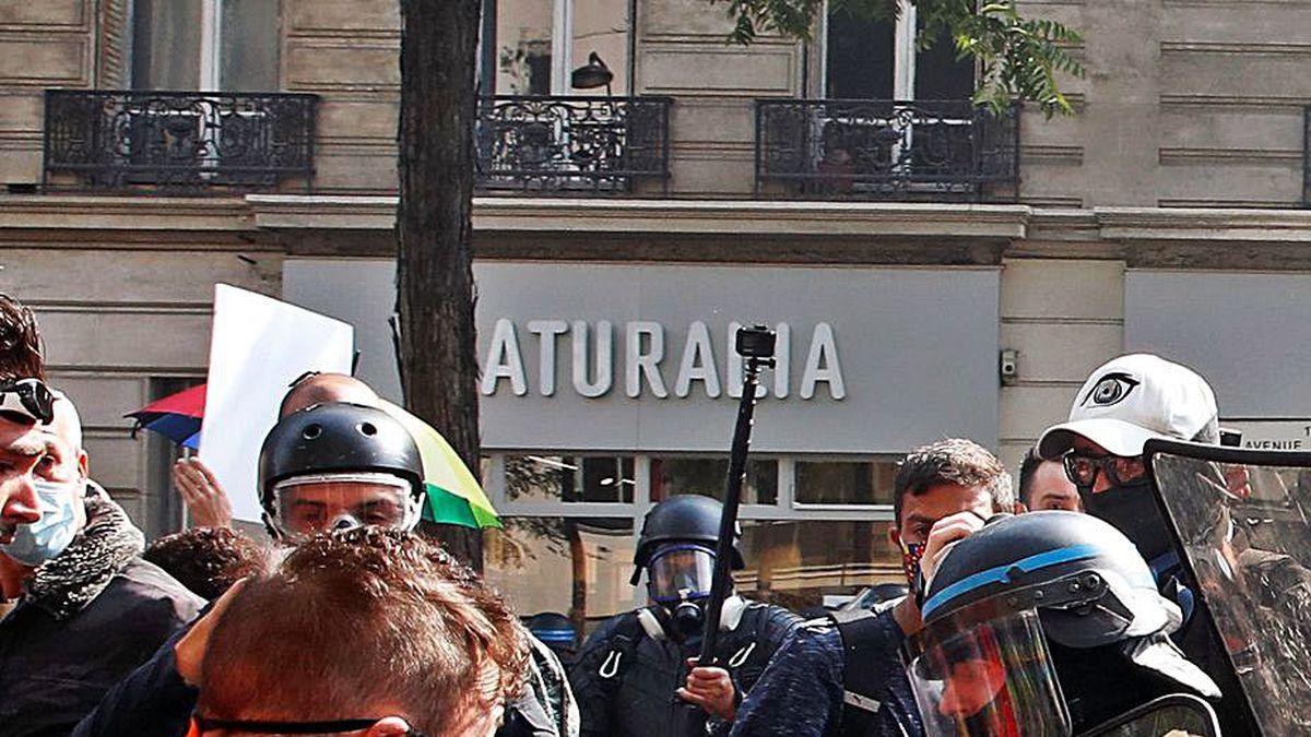 Agentes antidisturbios y manifestantes, ayer en el centro de París.