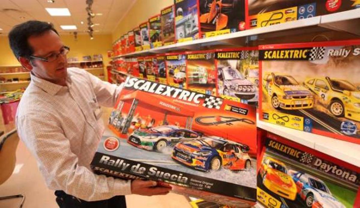 Productos de la marca Scalextric en la sede de Fábrica de Juguetes en Ibi.