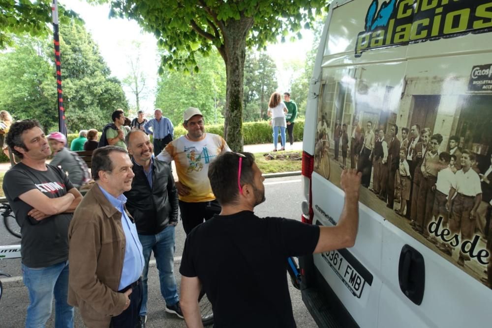 El alcalde de Vigo prueba su destreza sobre una BMX en la fiesta de la bicicleta de O Castro.