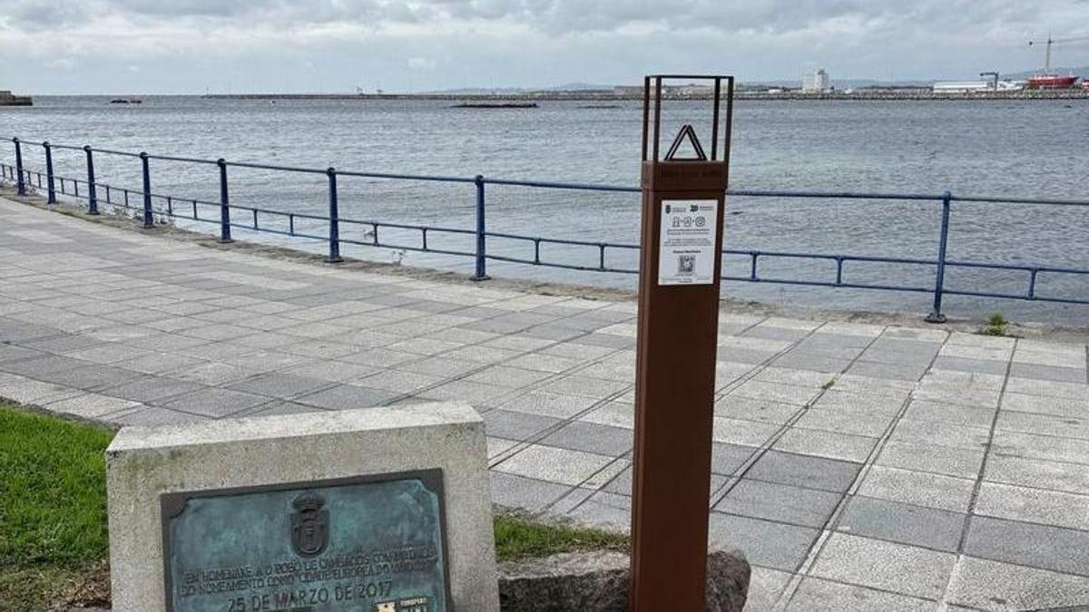 Uno de los postes para selfies de la ruta, en el paseo marítimo de Cambados.