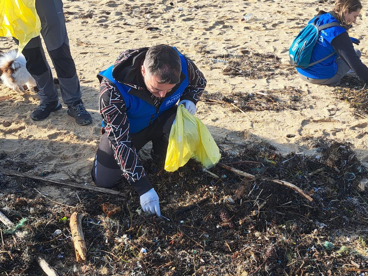 La limpieza de la playa de Area de Bon, en Bueu, en imágenes (II)