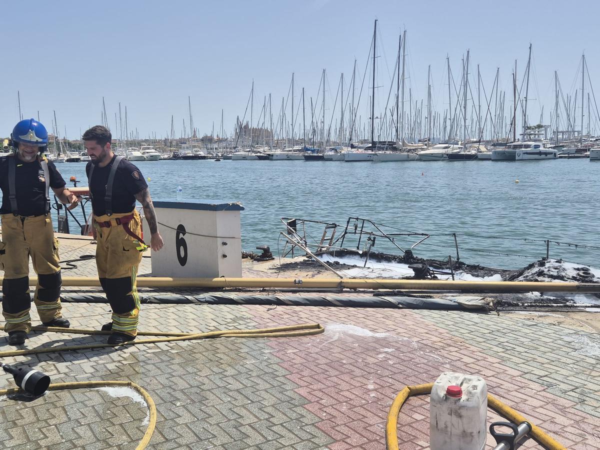 Arde un velero en el Muelle de las Golondrinas de Palma