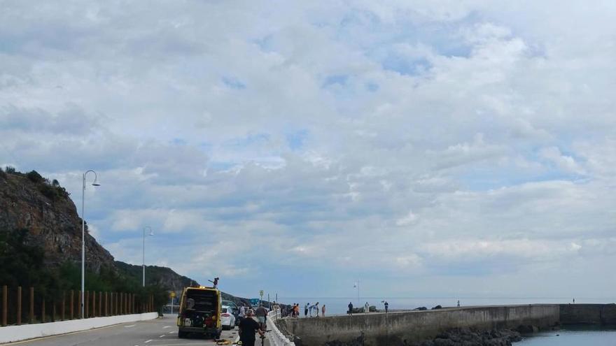 En imágenes: Una joven sufre una caída en el espigón de la playa Segunda de Luarca