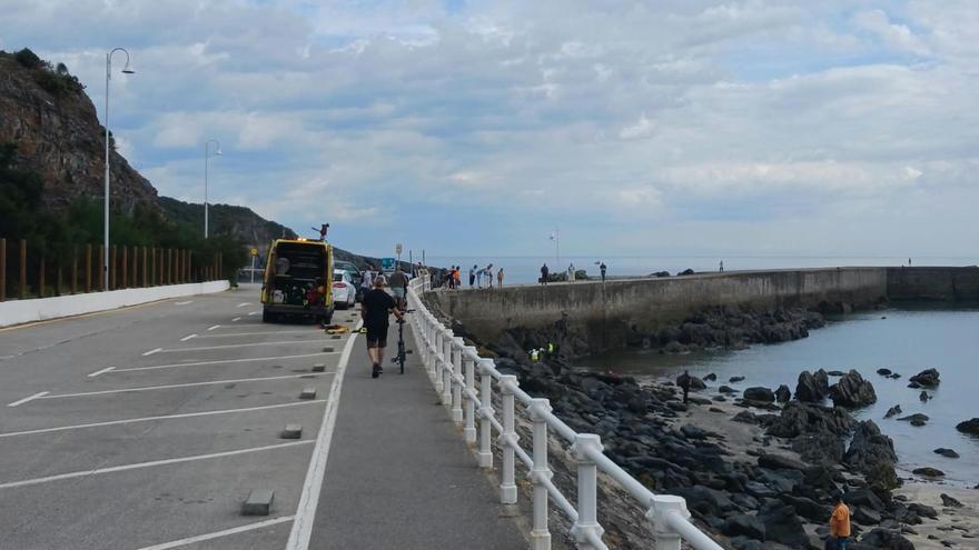 Trasladan al HUCA a una menor de edad que sufrió una caída mientras andaba en bicicleta por el espigón de la playa Segunda de Luarca