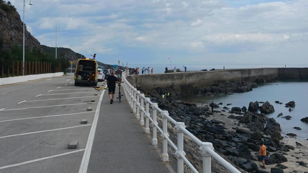 Trasladan al HUCA a una menor de edad que sufrió una caída mientras andaba en bicicleta por el espigón de la playa Segunda de Luarca