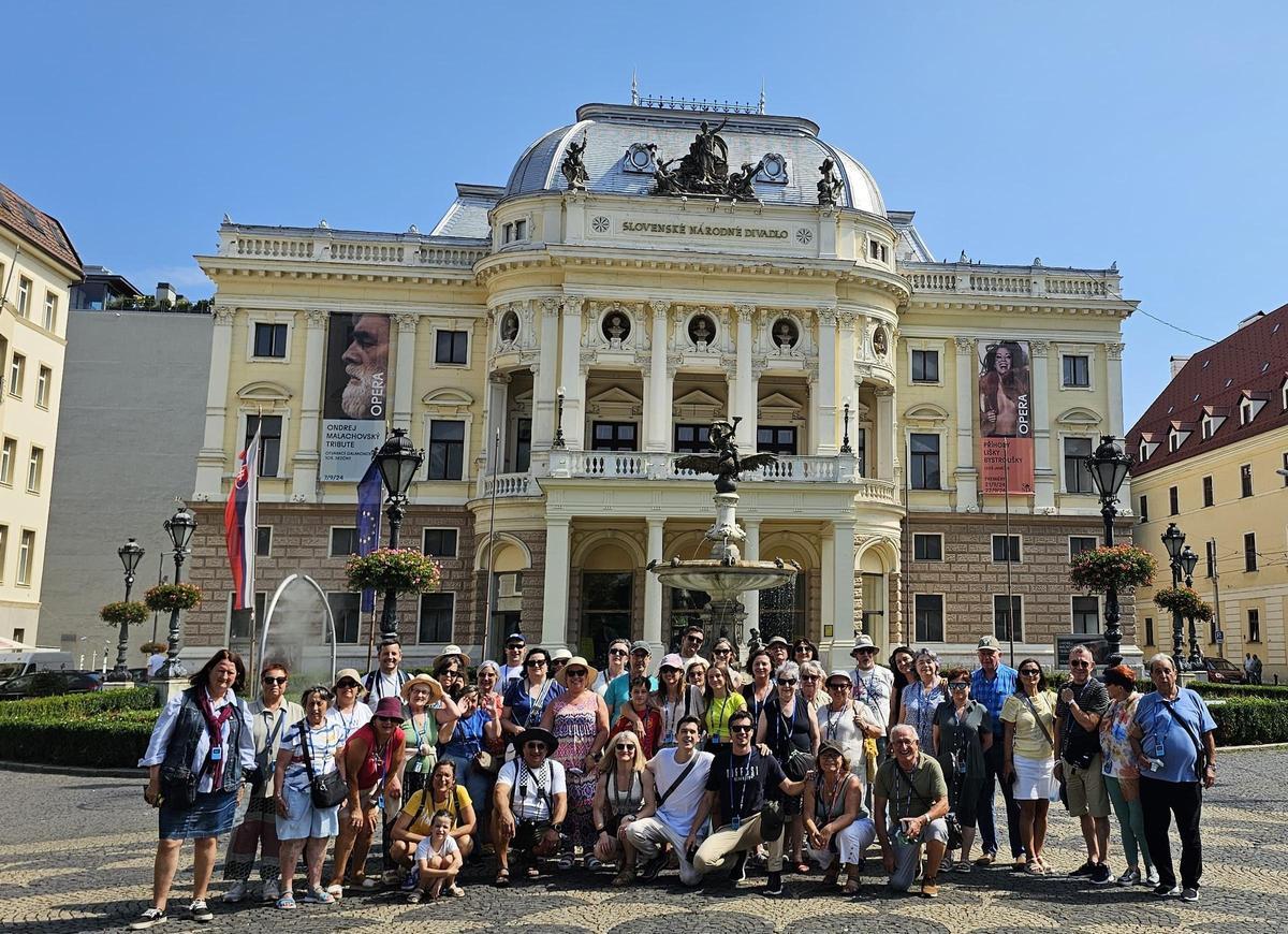 Foto de grupo de los asistentes al viaje frente al Teatro nacional Eslovaco