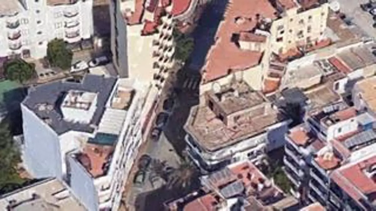 Los bomberos de Ibiza rescatan a través del balcón a una persona en emergencia médica