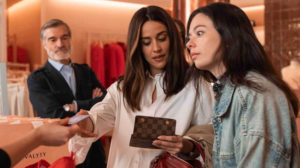 Fotograma de 'Se tiene que morir mucha gente', aparecen Macarena García y Anna Castillo