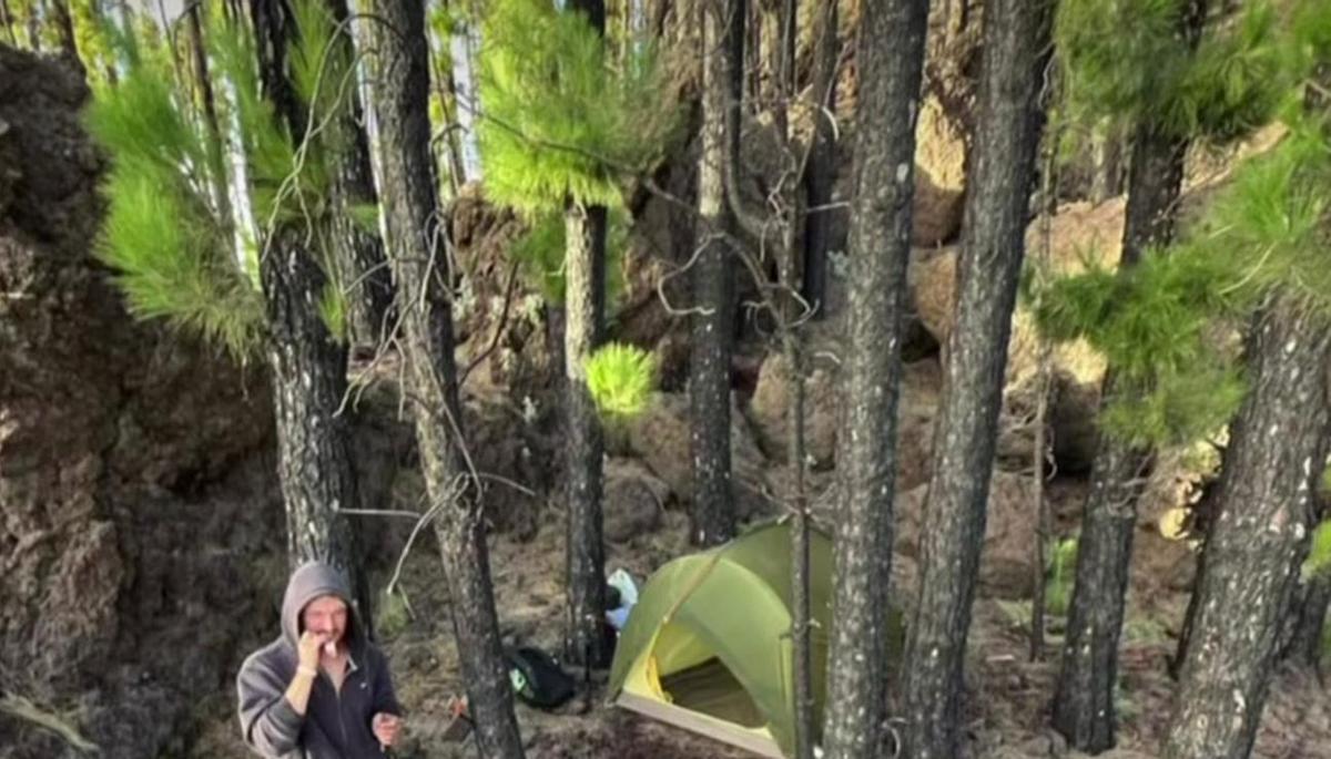 Captura de uno de los vídeos en los que el turista aparece con la caseta de campaña en el Parque Rural de Teno.