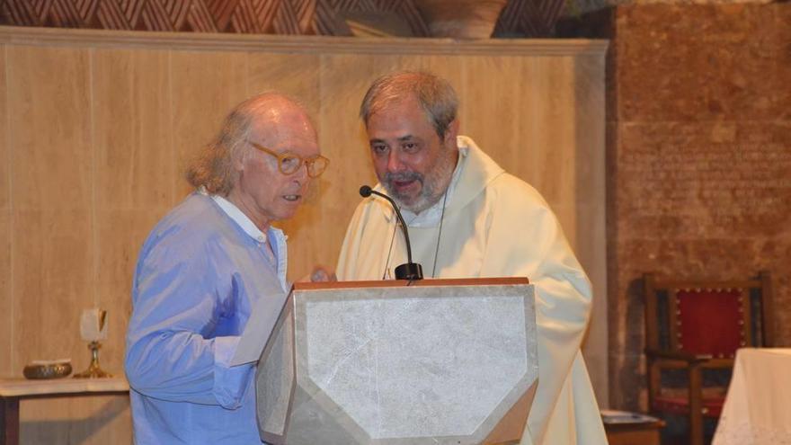 Presentación y bendición de los llamativos vitrales del artista Gustavo en Cala Rajada